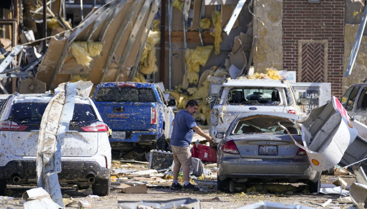 At least 18 people dead after tornadoes struck in the US (photos)