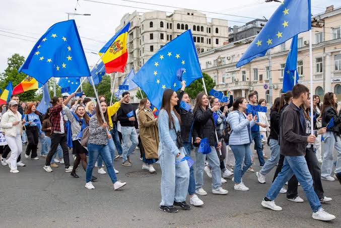 EU launches membership talks with ex-Soviet countries Moldova and Ukraine