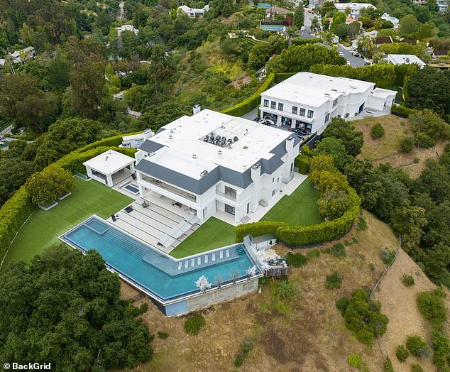 Jennifer Lopez and Ben Affleck quietly hire a realtor to sell their M Beverly Hills mansion amid reports ‘divorce is imminent’